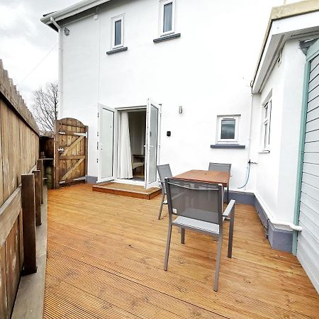 White Eden Retreat: Cozy King Bed & Pet-Friendly Oasis in Cornwall St Austell Exterior photo