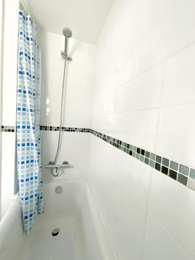 White Eden Retreat: Cozy King Bed & Pet-Friendly Oasis in Cornwall St Austell Exterior photo